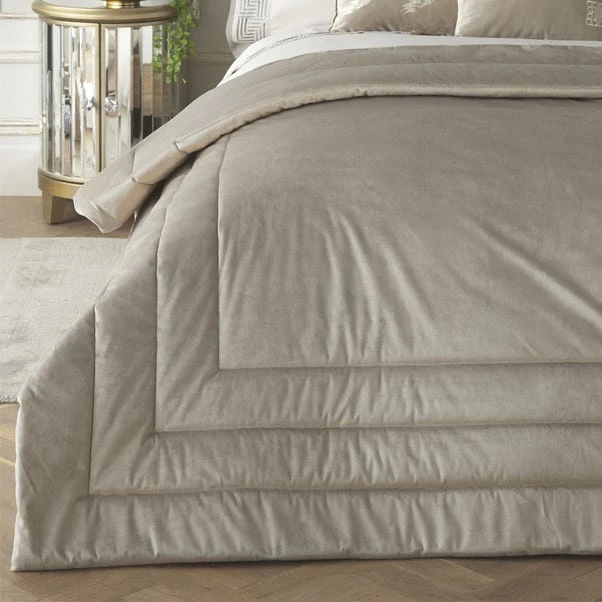 Laurence Llewelyn Bowen Chic Bedspread 150cm X 220cm 3 Laurence Llewelyn Bowen Chic Bedspread 150cm X 220cm